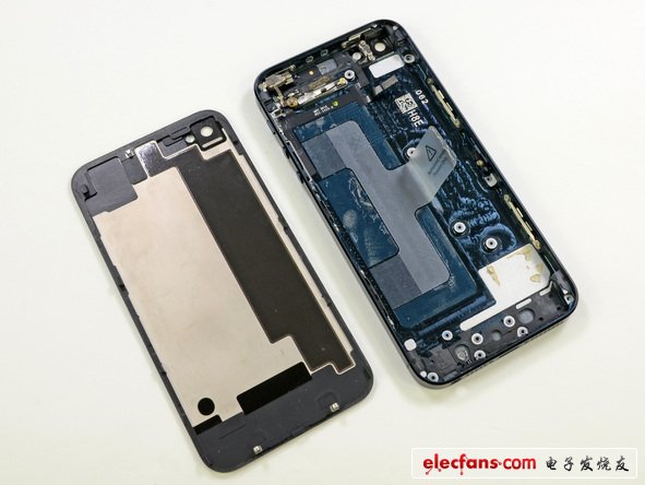 盡管在iphone5的機(jī)殼上還有一些元器件在，但是還是非常的輕